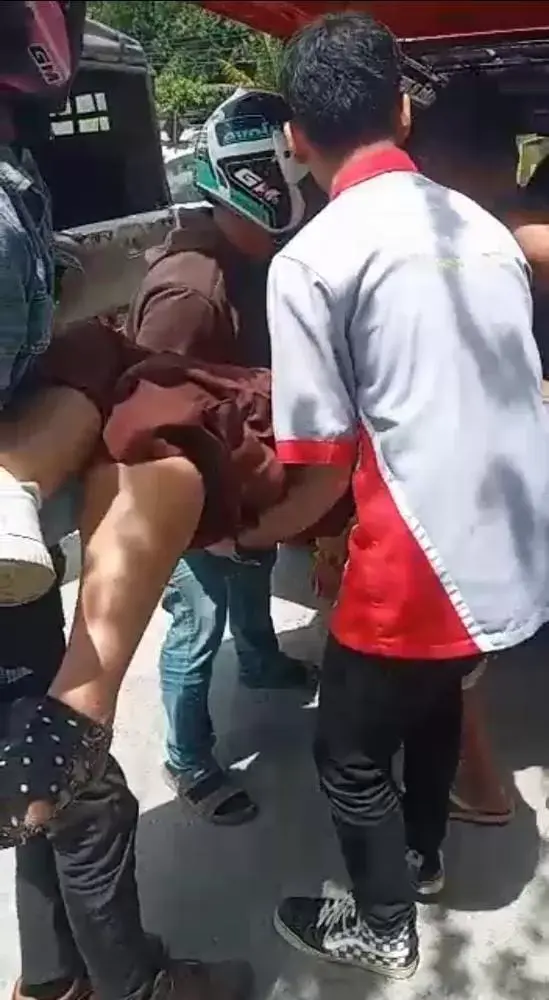 Pengendara Motor Tertimpa Ranting Pohon, Korban Dilarikan ke RS