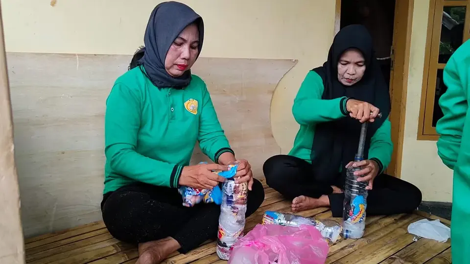 Pokja Sehat Kadolokatapi 'Menyulap' Sampah Jadi Sofa