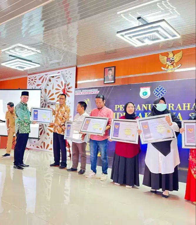 Mewakili Dirjen Binalavotas, Kepala BPVP Kendari Menyerahkan Penghargaan Siddhakarya di Mamuju