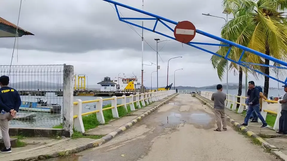 Akibat Cuaca Buruk, Pelayaran Feri Baubau-Waara Dihentikan Sementara