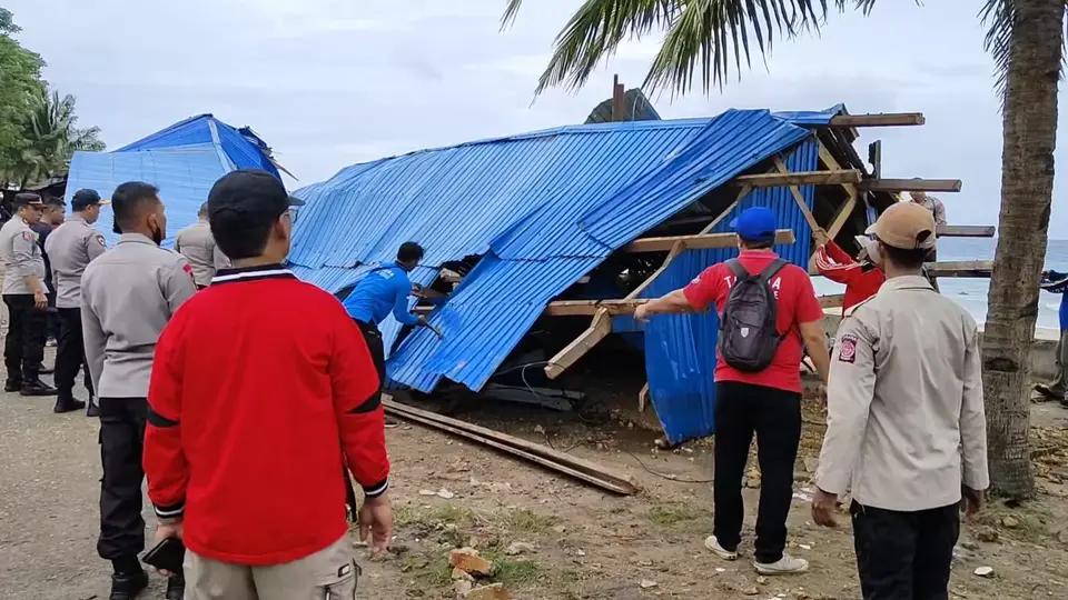 Cuaca Buruk Menghancurkan Sejumlah Lapak Jualan di Pasar Wameo