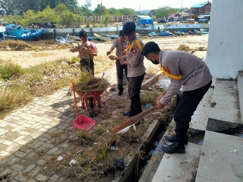 Puluhan Anggota Pramuka Membersihkan Masjid dan Kawasan Kotamara