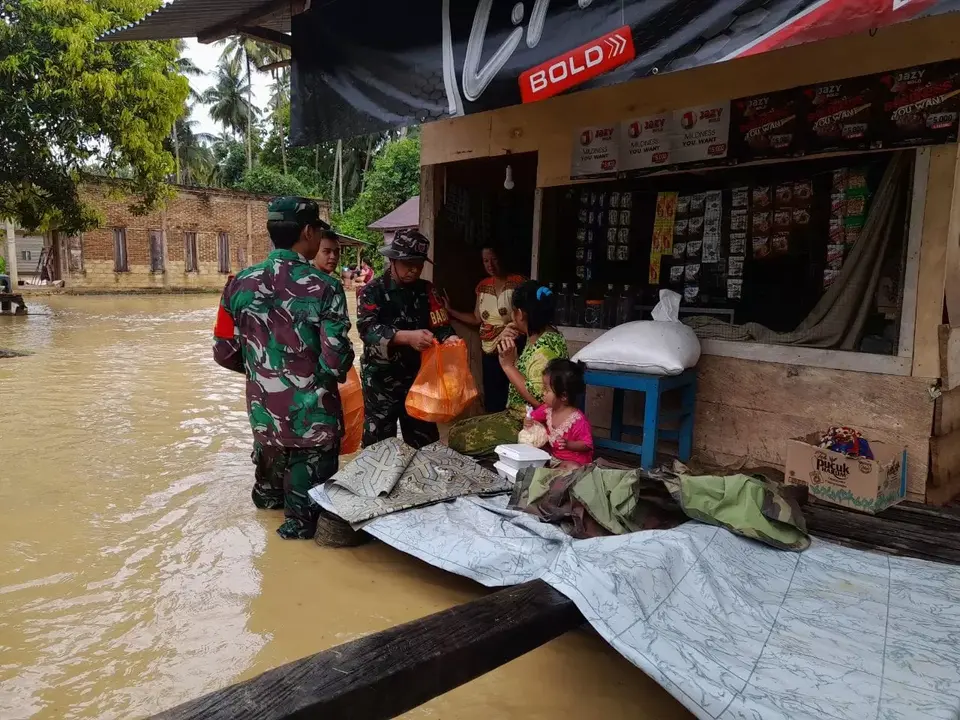 Banjir Poleang, Letkol Muhamad Faozan: Babinsa Kami Langsung Turun Memberikan Makanan