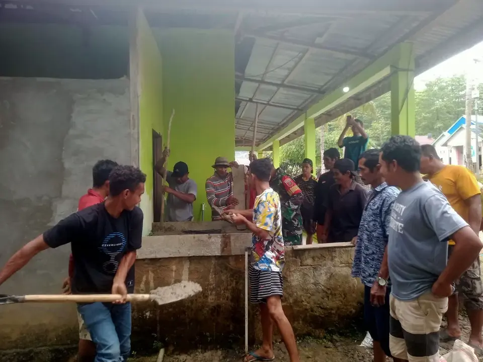 Babinsa Nambo Bantu Pembuatan Prasarana Mesjid Dusun