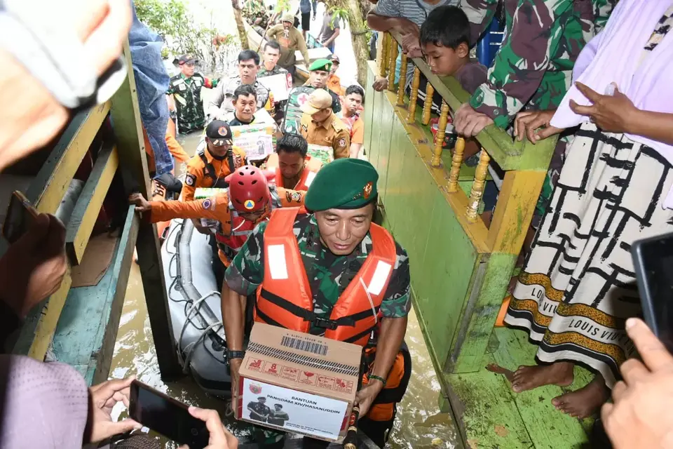 Pangdam Hasanuddin Tumpangi Perahu Bagikan Sembako kepada Korban Banjir Romang