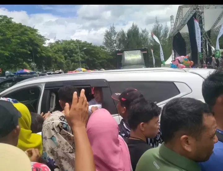 ASR Dikerumuni Warga Sampai Meninggalkan Kotamara