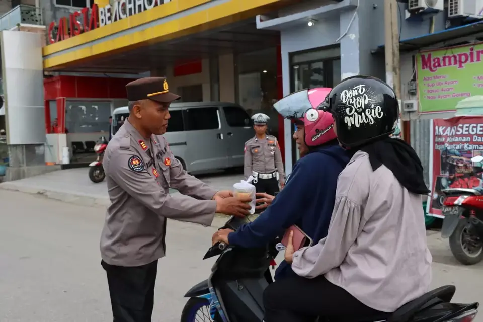Polres Baubau Bareng Wartawan Bagi-bagi Takjil ke Pelintas Pantai Kamali