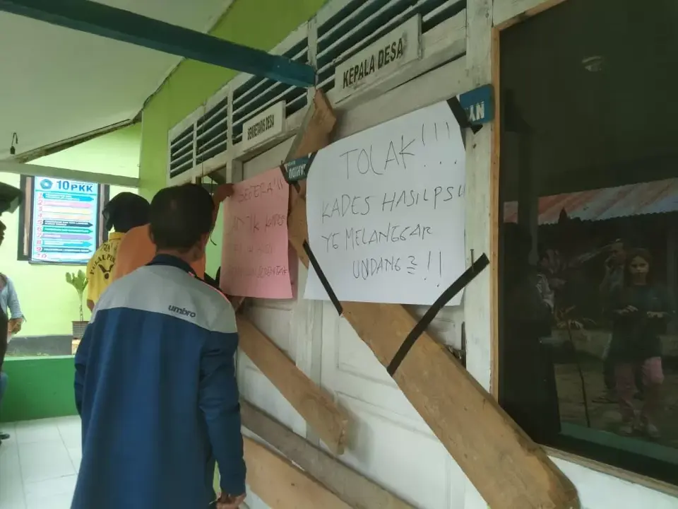 Pendukung La Ode Askar Pasung Pintu Balai Desa Wawesa