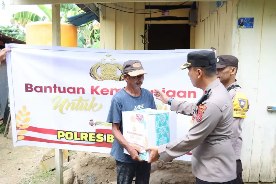 Polres Baubau Ringankan Beban Warga Kurang Mampu