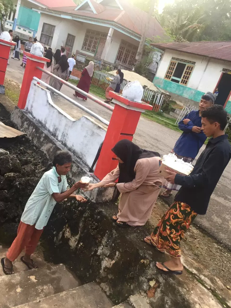 Peduli Sesama, Muda Mudi Desa Baruta Doda Bahari Berbagi Takjil Gratis Ramadan