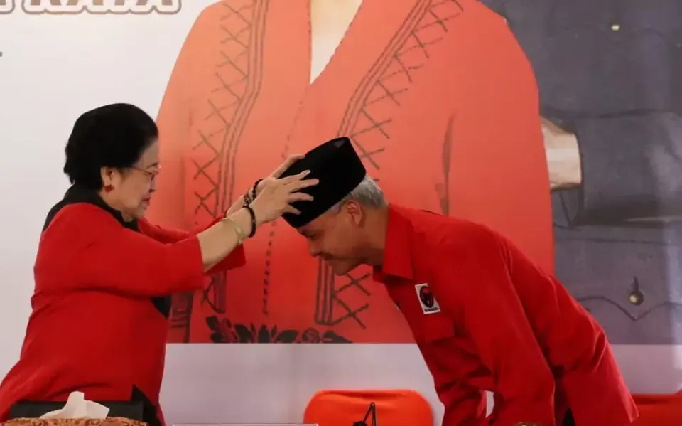 Ganjar Pranowo jadi Capres PDIP, Dipakaikan Kopiah oleh Megawati