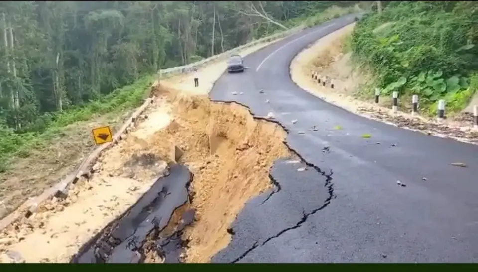 Jalan Lingkar Waborobo-Batupoopi Amblas Dikikis Air