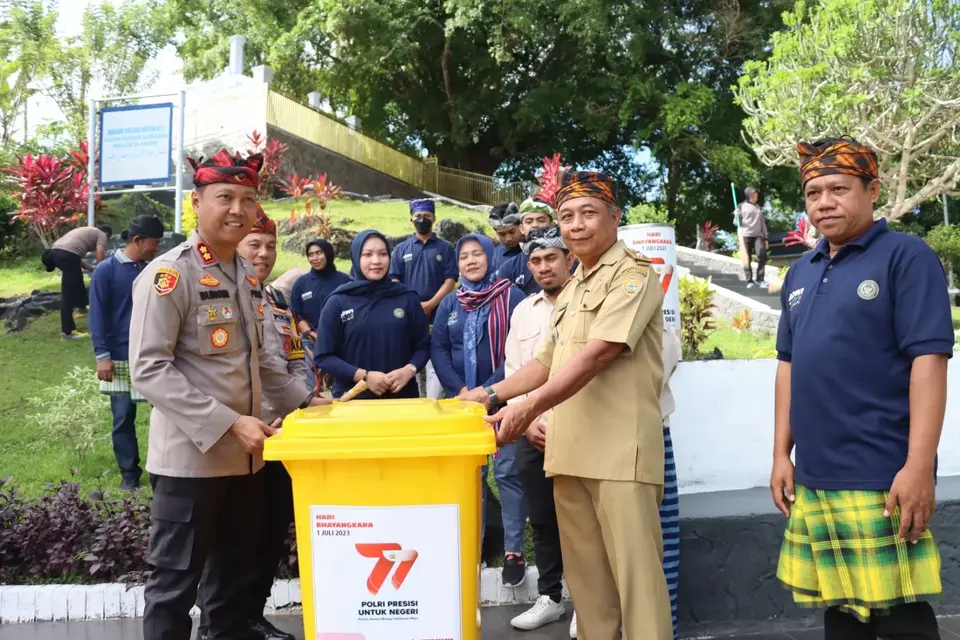 Kapolres Baubau Lengkapi Benteng Keraton dengan 10 Tong Sampah