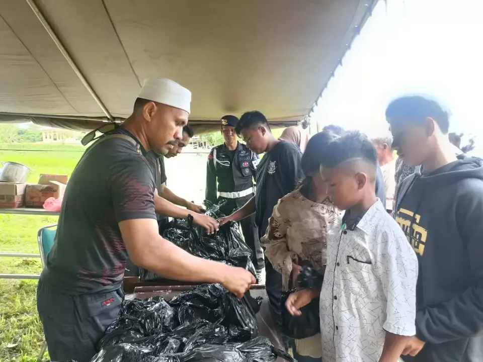 Brimob Batauga Kurban 23 Ekor Sapi dan Bagikan 10 Ton Rendang