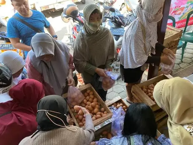 Ibu-ibu Borong Dagangan Pangan Murah di Baubau