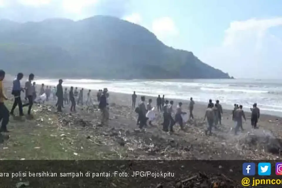 Personel Polres Kolaka Bersihkan Sampah di Pesisir
