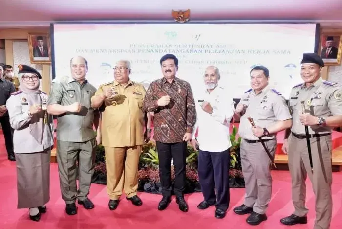 Pj Sekda Busel Terima Sertifikat TK Negeri 2 Bosowa dari Menteri ATR