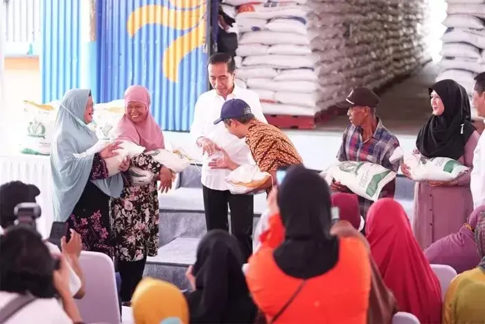 Jokowi Minta Bulog Keluarkan Beras 210 Ribu Ton Per Bulan