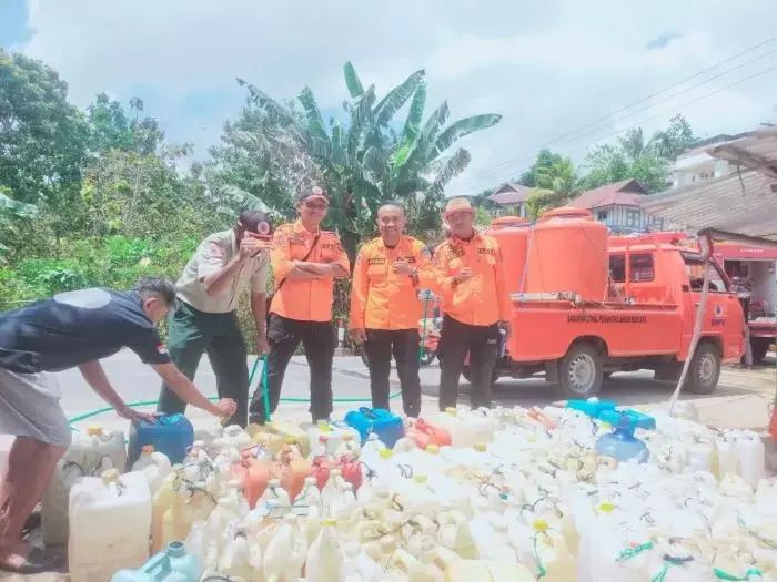 Pemkab Busel Distribusikan Air Bersih ke Warga