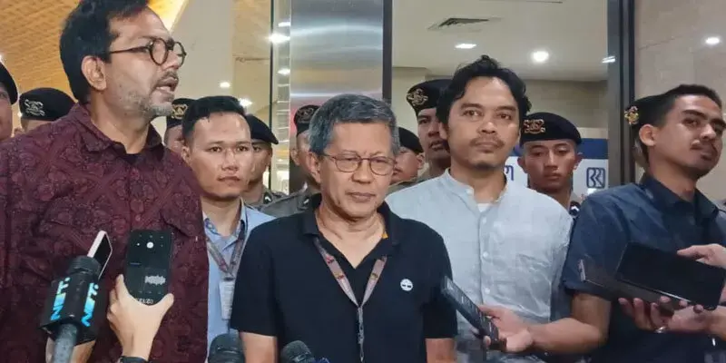 Usai Dicecar dengan 70 Pertanyaan, Rocky Gerung Disambut Simpatisan