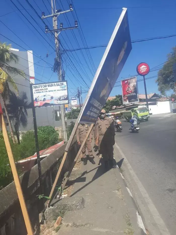 Satpol PP Baubau Tertibkan APK Parpol Tak Beraturan PUBLIKSATU