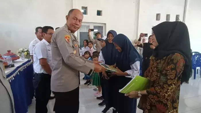 Polres Baubau Bagi Buku ke Siswa