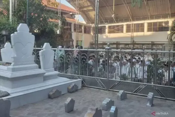 Pasangan Anies-Cak Imin Berziarah ke Makam Raden Rahmat dan Sunan Ampel di Surabaya