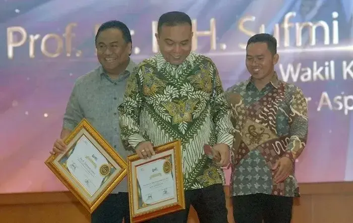 Sufmi Dasco Ahmad Terima Penghargaan Legislator Aspiratif dan Humanis
