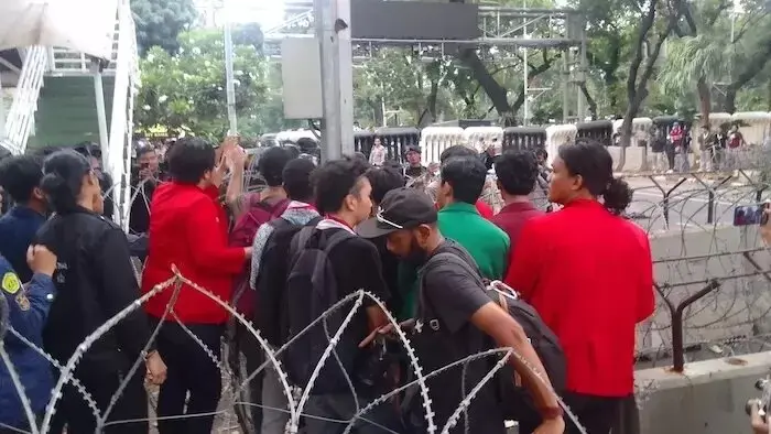 Buntut Putusan MK Soal Batas Usia, Dua Mahasiswa Ditangkap Polisi saat Demonstrasi Menuju Istana Negara