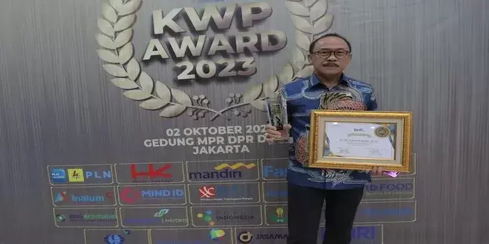 Anggota DPR RI FRaksi Demokrat, Suhardi Duka Raih Penghargaan Legislator Peduli Lingkungan