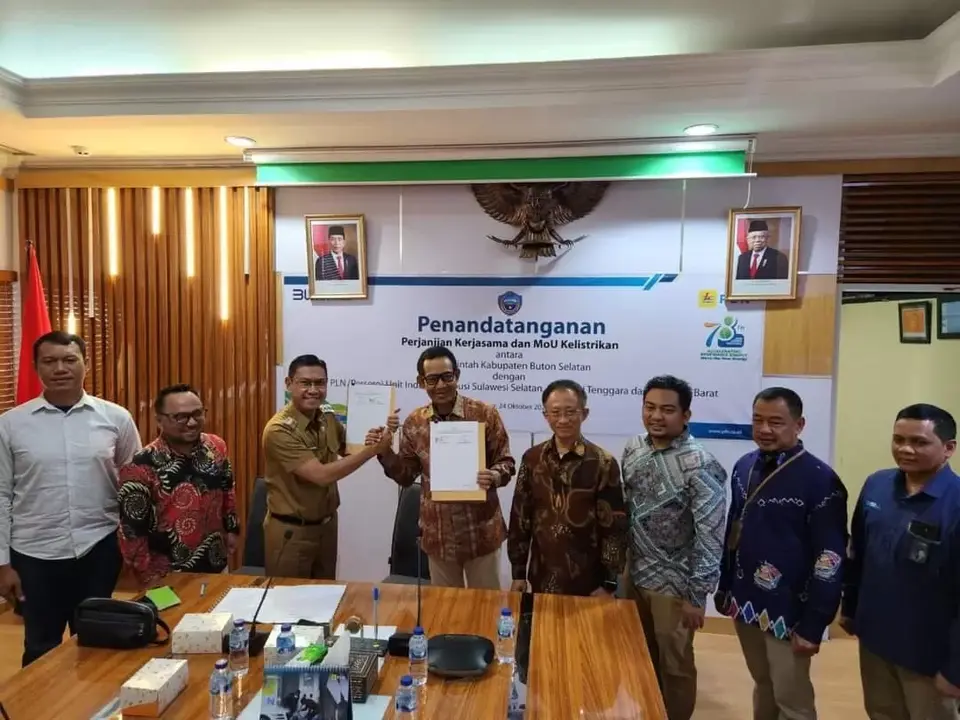 Pemkab Busel dan PLN Teken MoU Soal Listrik Batuatas