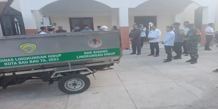 Kepala Dinas LH Serahkan Sepeda Motor Pengangkut Sampah ke Warga Perumnas Waruruma