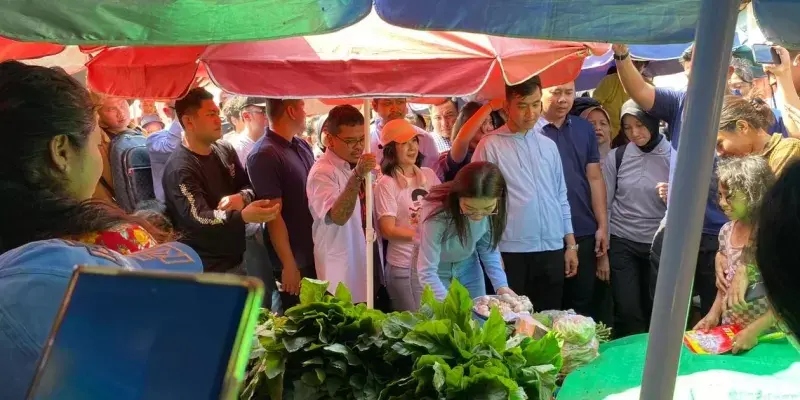 Pedagang Tampak Senang saat Gibran Blusukan ke Pasar Wae Kesambi