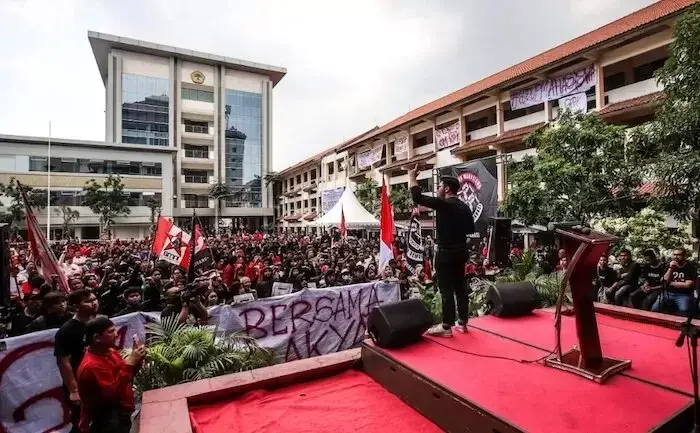 Mahasiswa Surabaya Berkumpul Suarakan Tolak Dinasti dan Pelanggar HAM