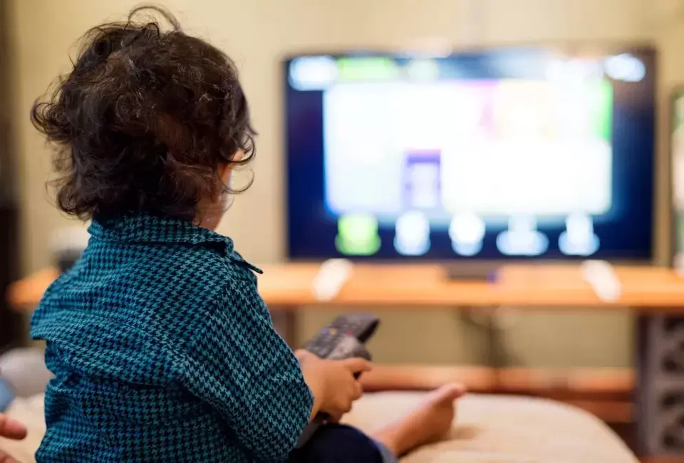 Terlalu Sering Menonton TV? Ini 5 Bahayanya Bagi Anak-anak