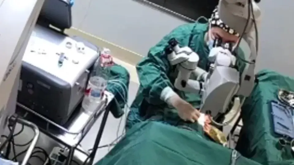 Video Dokter Tiongkok Tonjok Pasien 82 Tahun Saat Operasi Mata Viral