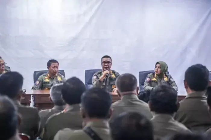 Wajah Kota Berestetik, Satpol PP Surabaya Tertibkan Ratusan Alat Peraga Kampanye