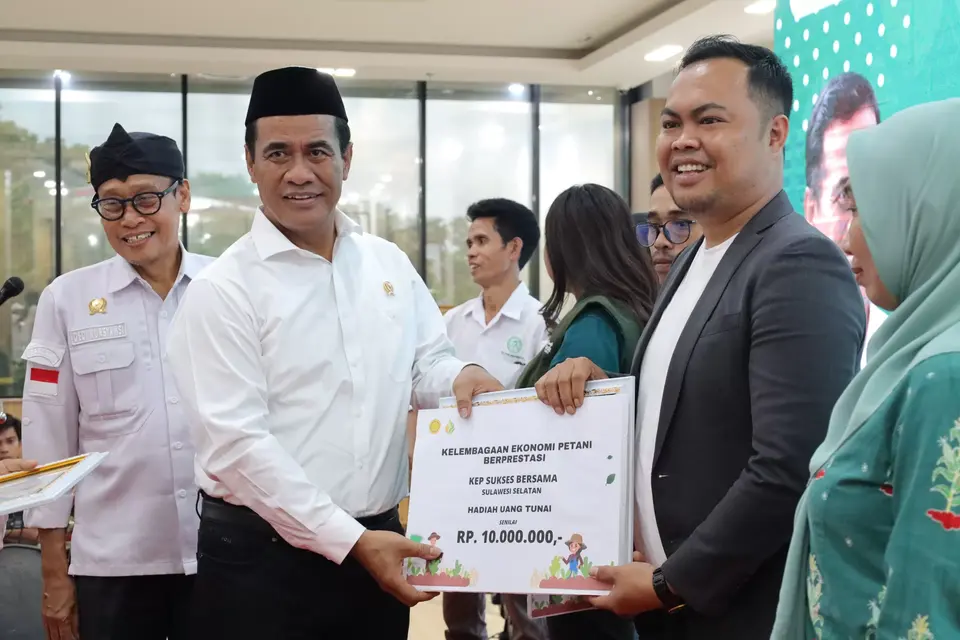 Mentan Amran Serahkan Penghargaan Insan Pendukung Pengembangan Pertanian 2023
