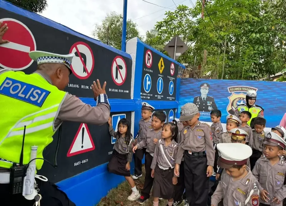 Satlantas Polres Baubau Berikan Edukasi Kamseltibcarlantas Pada TK Bhayangkari 28 di Taman Lalu Lintas