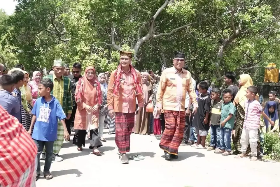 Pj Bupati Busel Harap Perangkat Adat Bantu Pemerintah