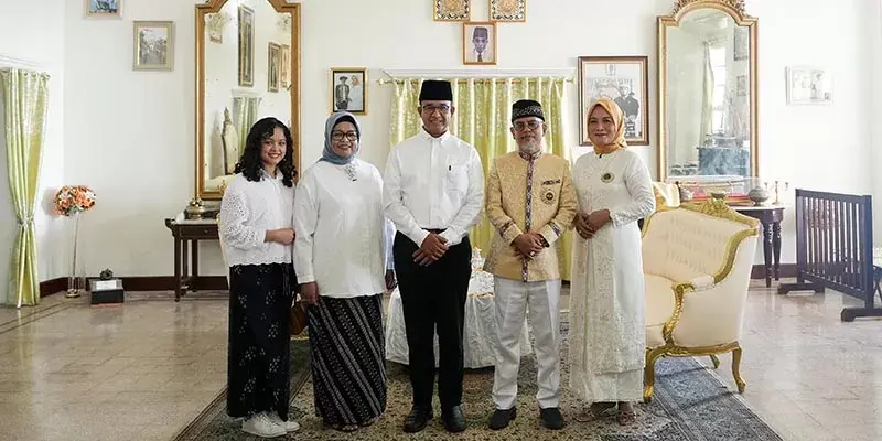 Bersama Istri dan Sang Putri, Anies Bersyukur Bisa Silaturahmi ke Kesultanan Ternate ke-40