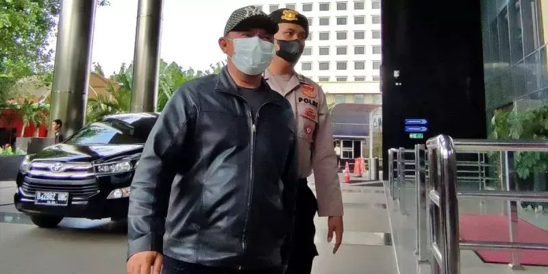 Bupati Labuhanbatu Erik Adtrada Ritonga Digiring ke KPK Pakai Topi dan Jaket Kulit