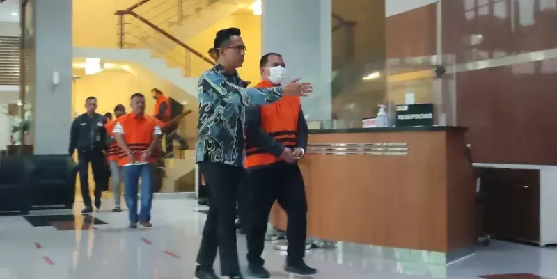 Bupati Erik Adtrada Ritonga Resmi Pakai Rompi Tahanan KPK Bersama Tiga Orang Lain