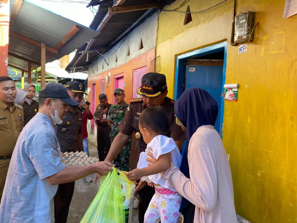 Peduli Stunting, Kejari Baubau Bagi Bantuan Kepada Tiga Anak Asuh