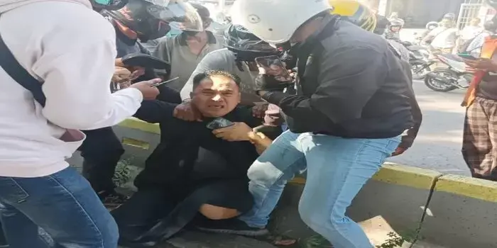 Mobil Kejar-kejaran dengan Petugas, Saipul Jamil Nyaris Diamuk Massa Saat Diamankan Petugas