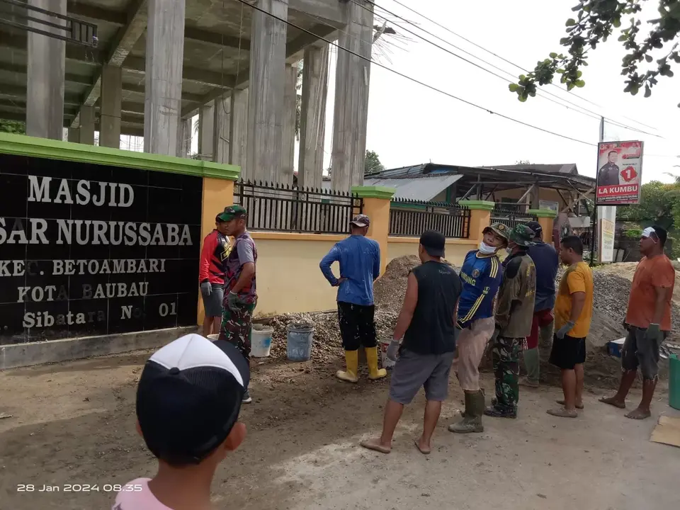 TNI Bersama Warga Lipu Bantu Pembangunan Masjid