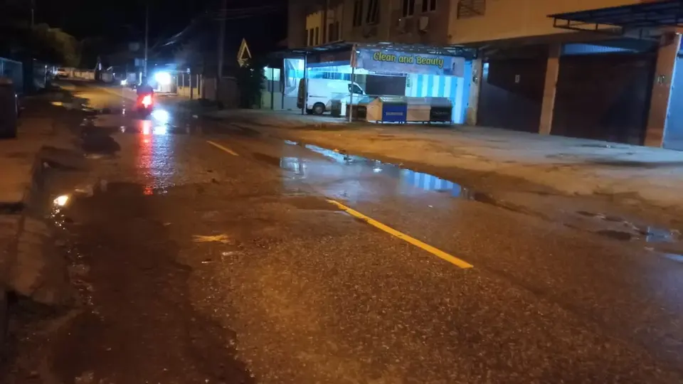 Air Selokan Keluar, Nyaris Terjadi Kecelakaan Bahkan Hingga Meresahkan Warga