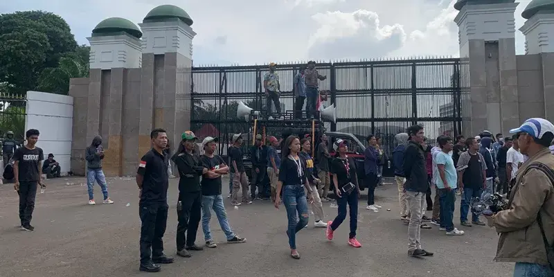 Dua Kelompok Massa Berseberangan Demo di Gedung DPR, Saling Dorong dan Adu Mulut