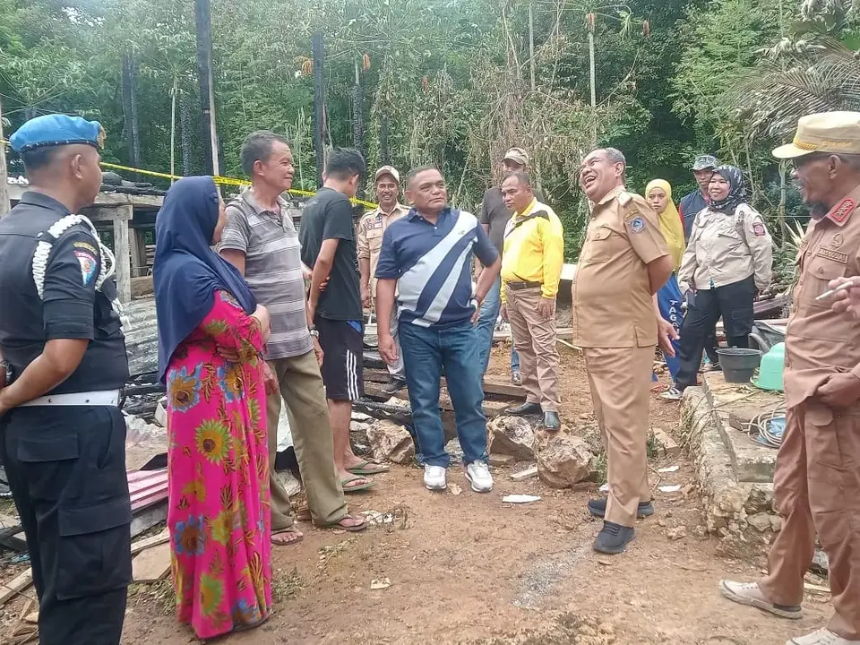 La Ode Butolo Kunjungi Korban Kebakaran di Wadaga