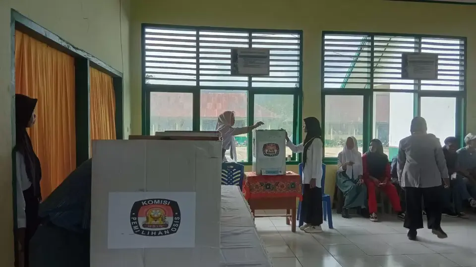 Guru dan Siswa SMAN 5 Turut Partisipasi Memilih Ketua OSIS Dalam Nuansa Demokrasi
